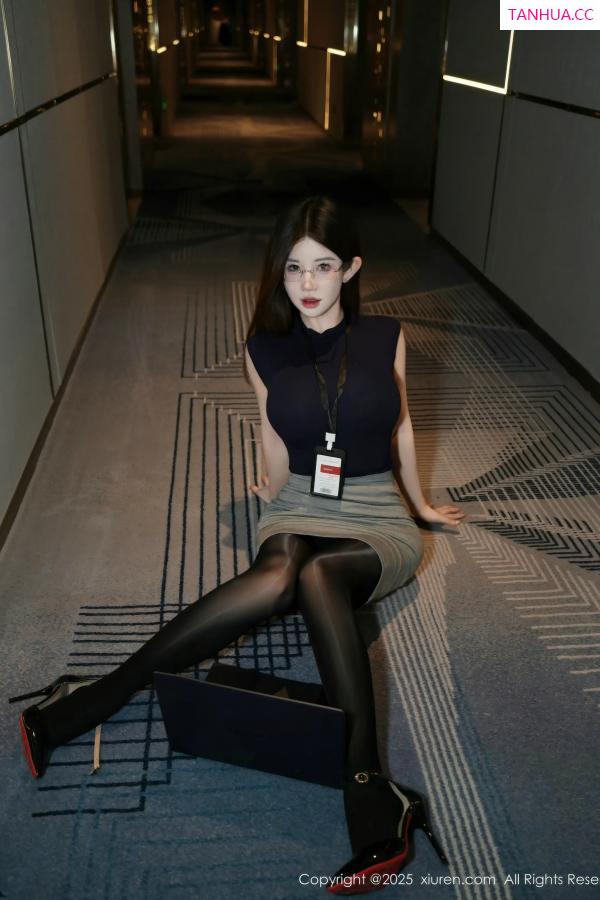   [XiuRen]高清写真图 2025.11.24 No.11023 苏甜橙子 闪亮黑丝第6张图片